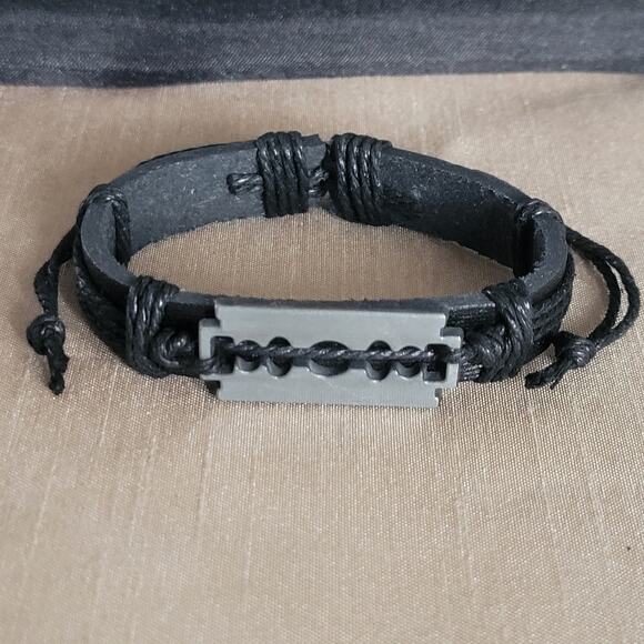 Razor blade & black synthetic leather adjustable bracelet - Picture 2 of 2
